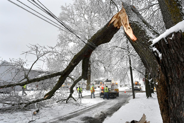 Meade Restores Service from Ice Storm in Central Illinois